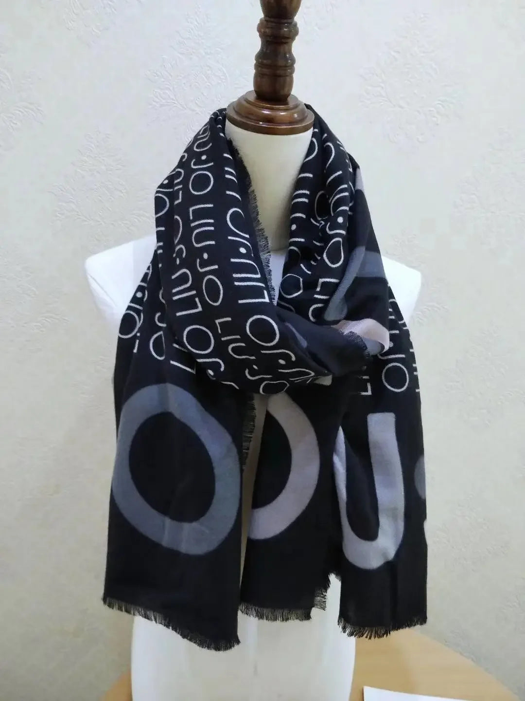 2024 Hot Italian luxury brand Liu Jo embroidered printed beach sunshade multi-functional scarf original single foreign trade